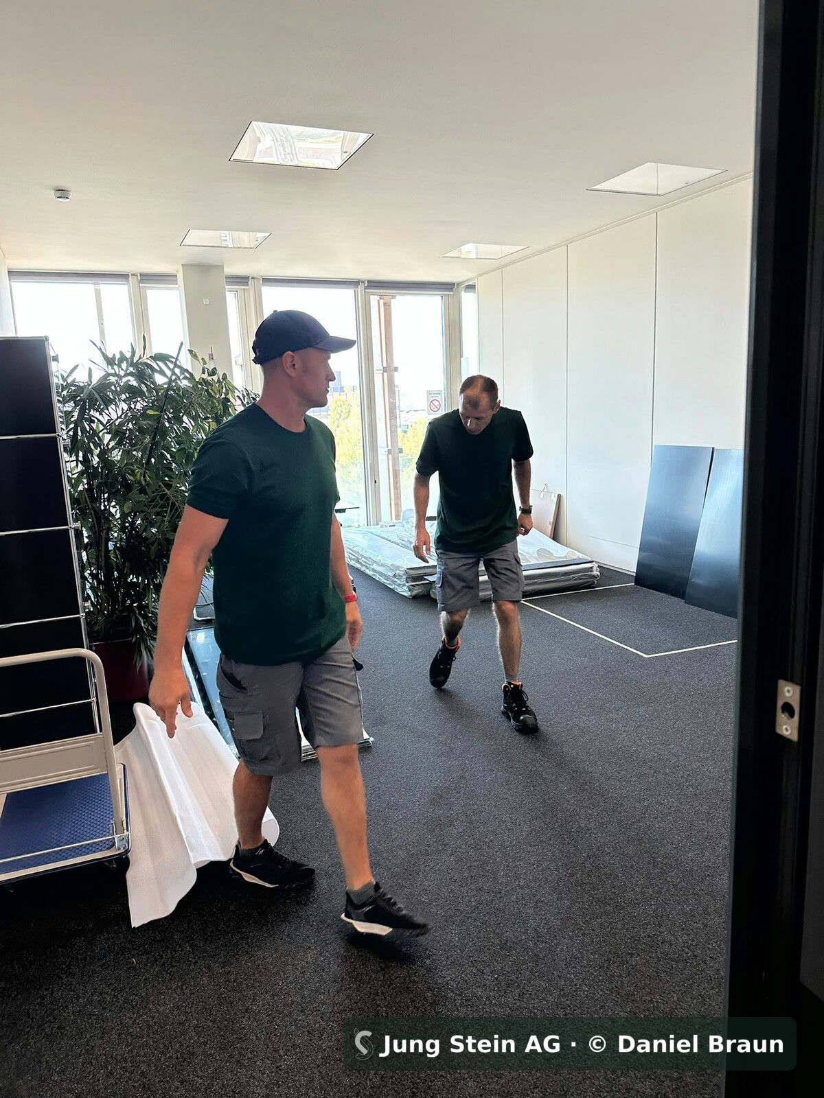 Büromontage auf einem Hochschulcampus in Zürich: Monteure der Jung Stein AG beim Einbringen der Bauteile in den Büroraum
