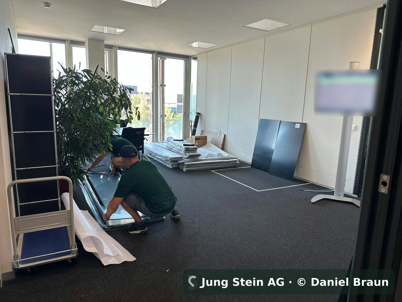 Büromontage auf einem Hochschulcampus in Zürich: Auspacken und Bereitstellen der Glas- und Akustikelemente im Büroraum – Jung Stein AG