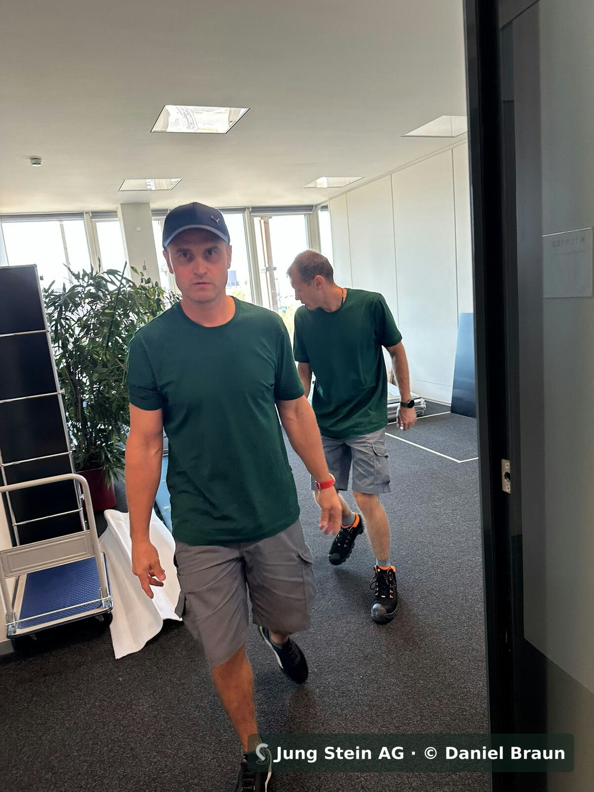 Büromontage auf einem Hochschulcampus in Zürich: eingespieltes Zweierteam der Jung Stein AG beim Aufbau