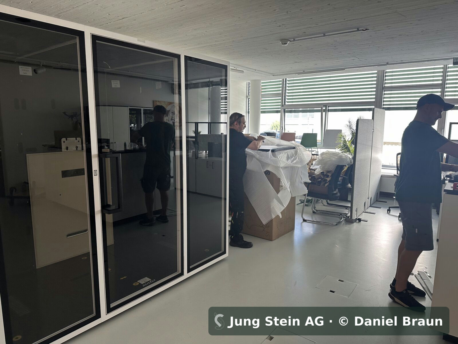 Montage-Schulung bei unserem Partner WeberBÜRO: Aufbau einer Akustik-Kabine durch das Jung Stein Montageteam