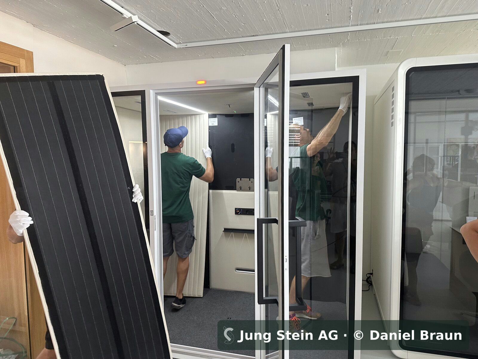 Montage-Schulung bei unserem Partner WeberBÜRO: Akustik-Kabine kurz vor der Fertigstellung — Jung Stein AG