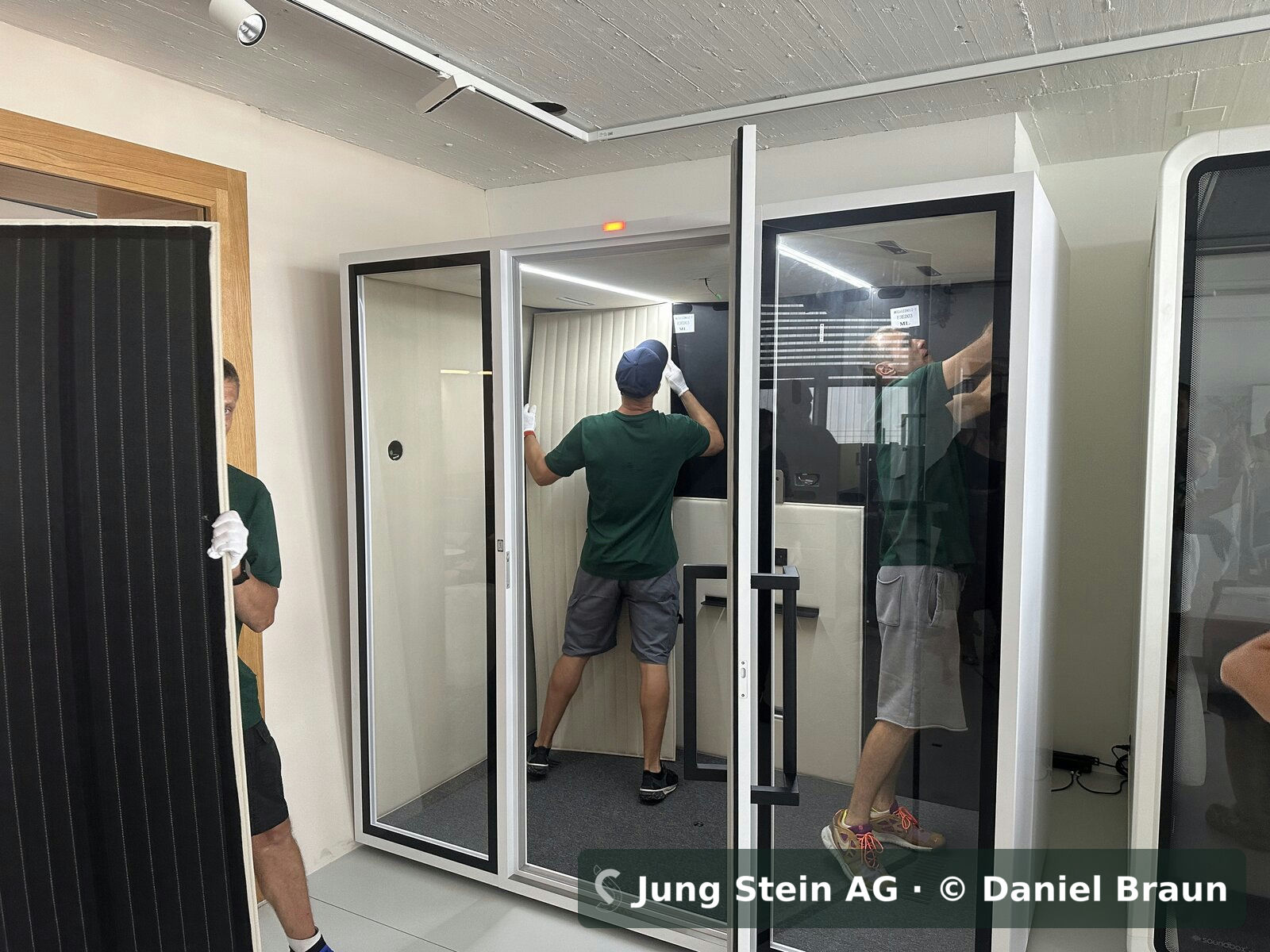 Montage-Schulung bei unserem Partner WeberBÜRO: unser Team montiert Raum-in-Raum-Kabinen — Jung Stein AG