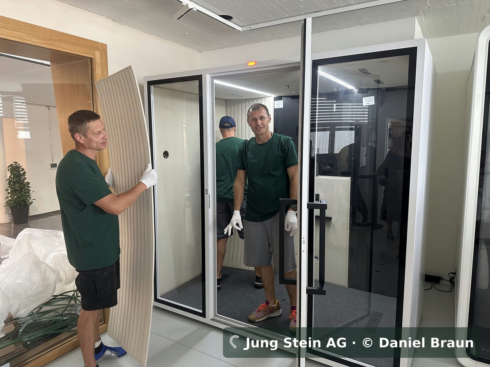 Montage-Schulung bei unserem Partner WeberBÜRO: Teamarbeit beim Einsetzen der Akustikpaneele — Jung Stein AG