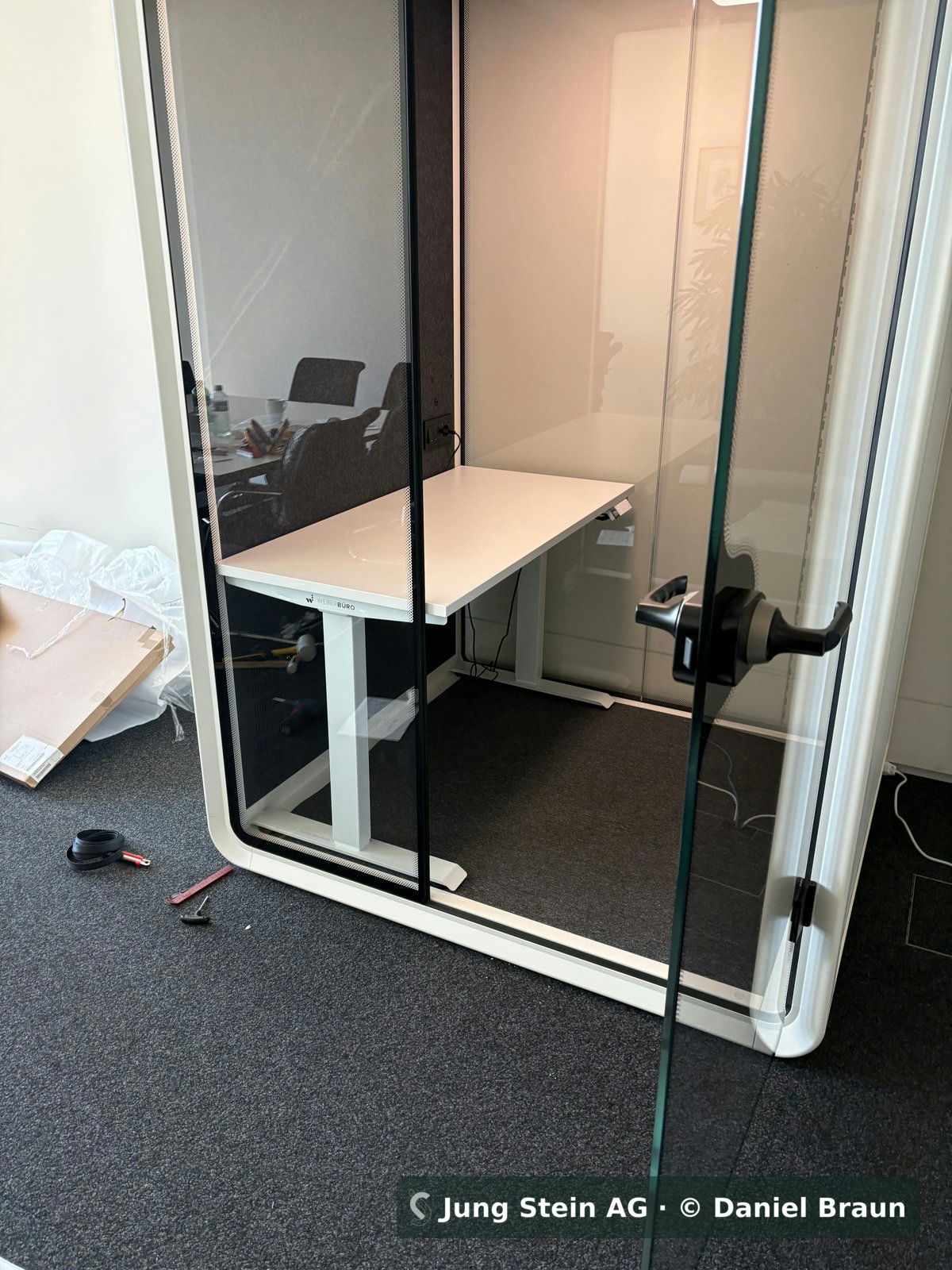 Fertige Akustikbox auf einem Hochschulcampus in Zürich: geschlossene Kabine mit höhenverstellbarem Tisch nach Qualitätskontrolle – Jung Stein AG